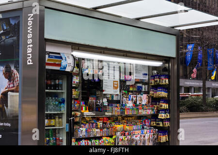 Il marciapiede edicola su Broadway e il sessantesimo Street a Manhattan, New York City Foto Stock