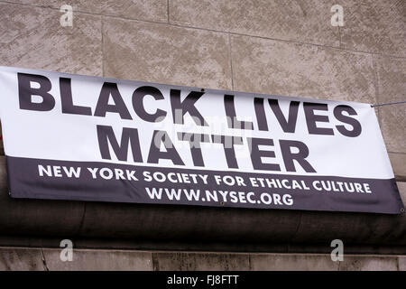Nero vive questione banner attaccato ad un edificio su Central Park West a New York City. Graffiti rimosso (FJ8FTP con graffiti) Foto Stock