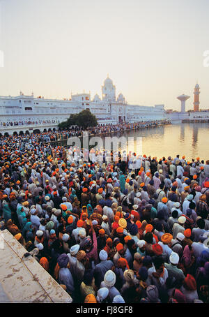 I popoli nei pressi di un laghetto, tempio dorato, amritsar Punjab, India, Asia Foto Stock