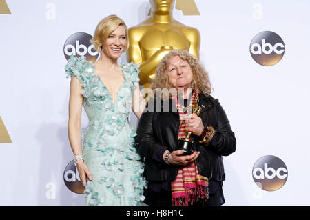 Costumista Jenny Beavan, vincitore del miglior Costume Design award per "Annuncio max: Fury Road", pone con Cate Blanchett in sala stampa durante la 88Accademia annuale dei premi al Loews Hollywood Hotel il 28 febbraio 2016 in Hollywood, la California. Foto Stock