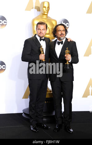 Leonardo DiCaprio (L), vincitore del premio per il Miglior Attore in un ruolo di primo piano per 'l'Revenant,' e direttore di Alejandro Gonzalez Inarritu, vincitore del Best Director Award per "l'Revenant', pongono in sala stampa durante la 88Accademia annuale dei premi al Loews Hollywood Hotel il 28 febbraio 2016 in Hollywood, la California. Foto Stock