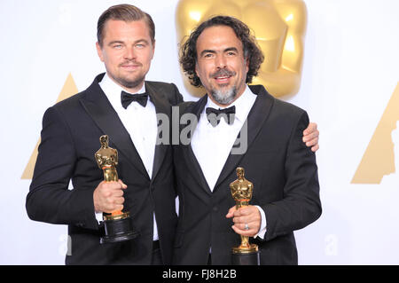 Leonardo DiCaprio (L), vincitore del premio per il Miglior Attore in un ruolo di primo piano per 'l'Revenant', e direttore di Alejandro Gonzalez Inarritu, vincitore del Best Director Award per "l'Revenant', pongono in sala stampa durante la 88Accademia annuale dei premi al Loews Hollywood Hotel il 28 febbraio 2016 in Hollywood, la California. Foto Stock