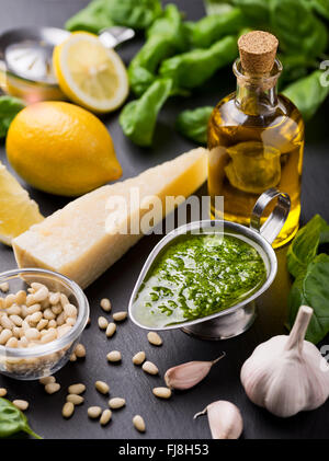 Composizione con gli ingredienti per la salsa pesto preparazione Foto Stock