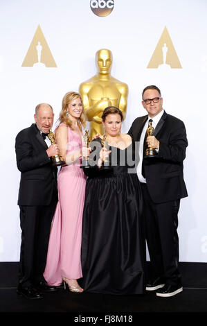 I produttori Steve Golin, Blye Pagon Faust, Nicole Rocklin e Michael Zucchero, vincitori delle migliori immagini award per il 'Spotlight', pongono in sala stampa durante la 88Accademia annuale dei premi al Loews Hollywood Hotel il 28 febbraio 2016 in Hollywood, la California. Foto Stock