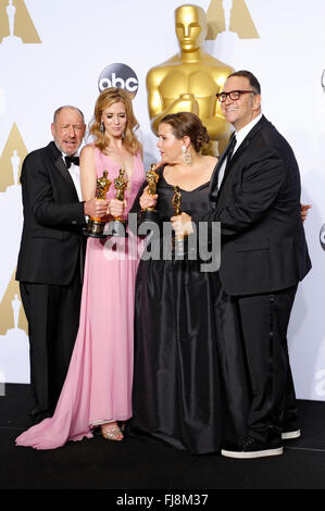 Hollywood, California. 28 Feb, 2016. I produttori Steve Golin, Blye Pagon Faust, Nicole Rocklin e Michael Zucchero, vincitori delle migliori immagini award per il 'Spotlight', pongono in sala stampa durante la 88Accademia annuale dei premi al Loews Hollywood Hotel il 28 febbraio 2016 in Hollywood, la California. © dpa/Alamy Live News Foto Stock