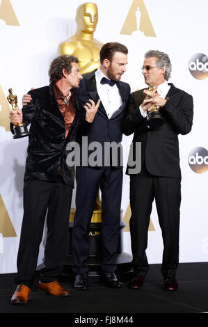 Hollywood, California. 28 Feb, 2016. Editor audio David bianco (L) e Mark A. Mangini vincitori del miglior Sound Editing award per "Mad Max: Fury Road", pone con Chris Evans in sala stampa durante la 88Accademia annuale dei premi al Loews Hollywood Hotel il 28 febbraio 2016 in Hollywood, la California. © dpa/Alamy Live News Foto Stock