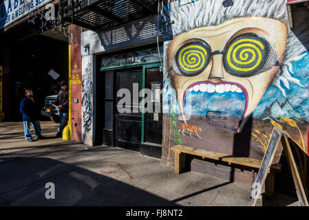 New York, NY - 26 Febbraio 2016 - il murale sulla parte anteriore di un Villaggio Est edificio. ©Stacy Rosenstock Walsh/Alamy Foto Stock