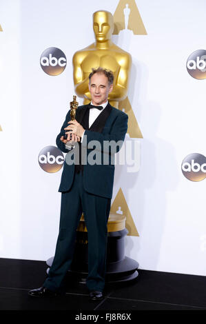 Mark Rylance, vincitore del premio per il Miglior Attore in un ruolo di supporto per 'Ponte di Spies', pone in sala stampa durante la 88Accademia annuale dei premi al Loews Hollywood Hotel il 28 febbraio 2016 in Hollywood, la California. Foto Stock