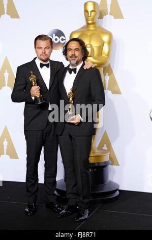 Leonardo DiCaprio (L), vincitore del premio per il Miglior Attore in un ruolo di primo piano per 'l'Revenant,' e direttore di Alejandro Gonzalez Inarritu, vincitore del Best Director Award per "l'Revenant', pongono in sala stampa durante la 88Accademia annuale dei premi al Loews Hollywood Hotel il 28 febbraio 2016 in Hollywood, la California. Foto Stock