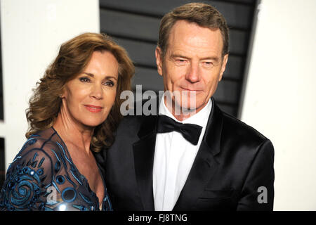 Beverly Hills, la California. 28 Feb, 2016. Robin Dearden e Bryan Cranston frequentando il 2016 Vanity Fair Oscar Party Hosted By Graydon Carter a Wallis Annenberg Center for the Performing Arts nel febbraio 28, 2016 a Beverly Hills, la California. © dpa/Alamy Live News Foto Stock