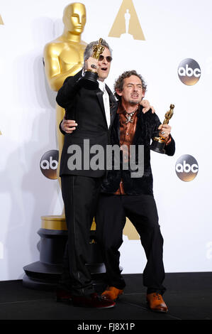 Hollywood, California. 28 Feb, 2016. Editor audio David bianco (R) e Mark A. Mangini vincitori del miglior Sound Editing award per "Mad Max: Fury Road", pongono in sala stampa durante la 88Accademia annuale dei premi al Loews Hollywood Hotel il 28 febbraio 2016 in Hollywood, la California. © dpa/Alamy Live News Foto Stock