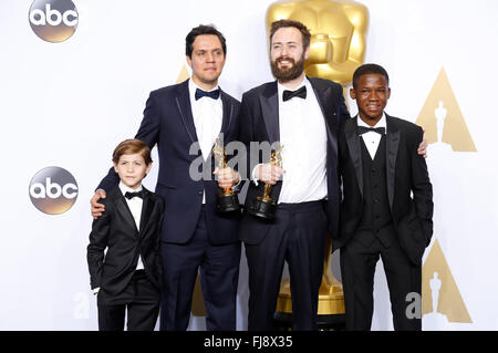 Hollywood, California. 28 Feb, 2016. Produttore Shan Christopher Ogilvie (2a da L) e direttore di Benjamin Cleary (2a da R), vincitori del Best live action short award per il 'Stutterer', pongono con attori Giacobbe Tremblay (L) e Abramo atta in sala stampa durante la 88Accademia annuale dei premi al Loews Hollywood Hotel il 28 febbraio 2016 in Hollywood, la California. © dpa/Alamy Live News Foto Stock