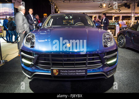 Compatta crossover di lusso Porsche Macan Turbo. Foto Stock