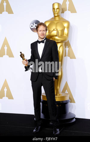 Hollywood, California. 28 Feb, 2016. Direttore Laszlo Nemes i júreles, vincitore del premio per il miglior film in lingua straniera per 'Ssu di Saul', pone in sala stampa durante la 88Accademia annuale dei premi al Loews Hollywood Hotel il 28 febbraio 2016 in Hollywood, la California. © dpa/Alamy Live News Foto Stock