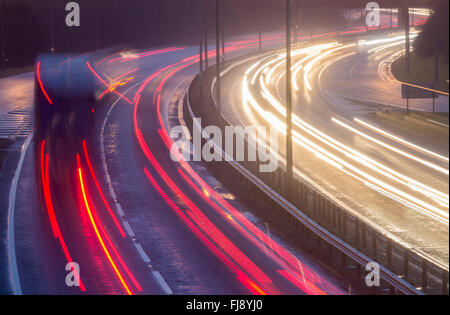 Il traffico sulla A19 a Billingham in ora di punta sotto la pioggia. Regno Unito Foto Stock