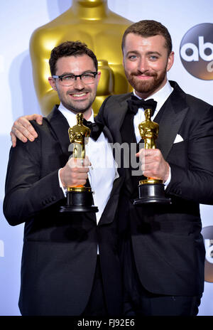 Jimmy la nuca (L) e Sam Smith (R) tenere il Oscar per la Migliore canzone originale per 'iscritto sulla parete' in sala stampa durante la 88Accademia annuale cerimonia di premiazione presso il Teatro Dolby in Hollywood, California, Stati Uniti d'America, 28 febbraio 2016. Foto: Hubert Boesl/dpa - nessun filo SERVICE - Foto Stock