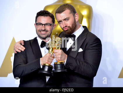 Jimmy la nuca (L) e Sam Smith (R) tenere il Oscar per la Migliore canzone originale per 'iscritto sulla parete' in sala stampa durante la 88Accademia annuale cerimonia di premiazione presso il Teatro Dolby in Hollywood, California, Stati Uniti d'America, 28 febbraio 2016. Foto: Hubert Boesl/dpa - nessun filo SERVICE - Foto Stock