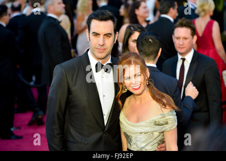 Attori sacha baron cohen e Isla Fisher arriva per la 88Accademia annuale cerimonia di premiazione presso il Teatro Dolby in Hollywood, California, Stati Uniti d'America, 28 febbraio 2016. Oscar sono presentati per un eccezionale uno sforzo individuale o collettivo in 24 categorie nel mondo del cinema. Foto: Hubert Boesl/dpa - nessun filo SERVICE - Foto Stock