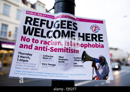 Londra, UK, 1 marzo 2016 - Manifesti appare su pali della luce intorno al Green Lanes, Harringay pubblicità per un Rally pubblici ospitati da Stand Up razzismo per 'rifugiati benvenuto qui' il 3 marzo 2016. Credito: Dinendra Haria/Alamy Live News Foto Stock