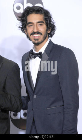 Los Angeles, California, USA. 28 Feb, 2016. Febbraio 28 2016 - Los Angeles California USA - Attore DEV PATEL al 88th Academy Awards - Press Room presso il complesso Hollywood/Highland Los Angeles © Paul Fenton/ZUMA filo/Alamy Live News Foto Stock