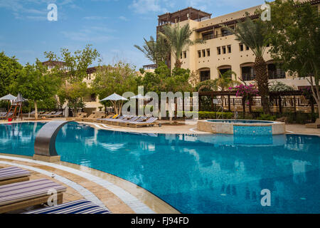 La zona della piscina del Marriott Hotel sul Mar Morto, Regno Hascemita di Giordania, Medio Oriente. Foto Stock