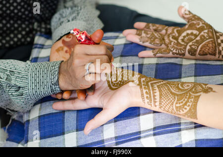 Dettaglio di immagine di henna essendo applicato a mano. Foto Stock