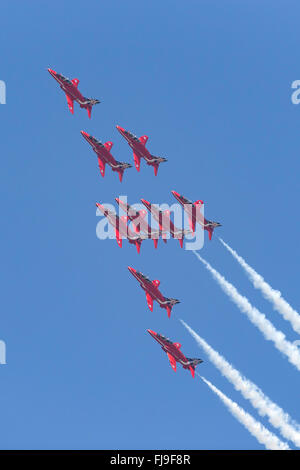 Royal Air Force (RAF) formazione aerobatic team display frecce rosse battenti British Aerospace Hawk T.1 velivolo da addestramento. Foto Stock