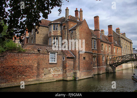 Punting sotto il 'mathematical ponte sopra il fiume Cam a Cambridge. Foto Stock