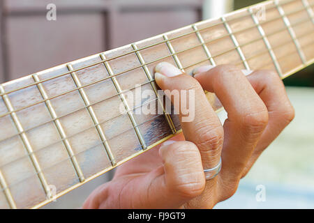 Mano musicisti di suonare la chitarra acustica. Foto Stock