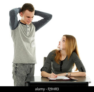 Due adolescenti compagni di classe che lavorano insieme, il ragazzo sta aiutando la ragazza con i compiti Foto Stock