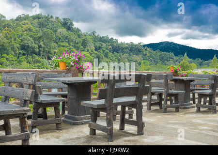 Tavolo e sedie con vista montagna Trang viaggi in Thailandia Foto Stock