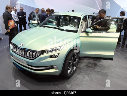 Ginevra, Svizzera. 01 Mar, 2016. La Skoda Vision S viene presentato durante il primo giorno di media del Geneva International Motor Show di Ginevra, Svizzera, 01 marzo 2016. Il Motor Show si svolgerà dal 03 al 13 marzo 2016. Foto: ULI DECK/dpa/Alamy Live News Foto Stock