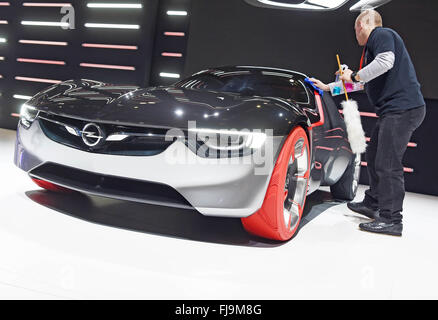 Ginevra, Svizzera. 01 Mar, 2016. La Opel GT è presentato durante il primo giorno di media del Geneva International Motor Show di Ginevra, Svizzera, 01 marzo 2016. Il Motor Show si svolgerà dal 03 al 13 marzo 2016. Foto: ULI DECK/dpa/Alamy Live News Foto Stock