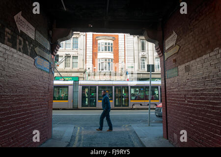 Street view e tram Luas a Dublino, Irlanda Foto Stock