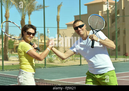 I giocatori di tennis in piedi vicino al netto Foto Stock