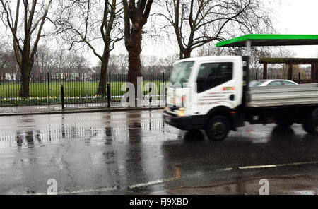 Londra, Regno Unito. 1 Marzo, 2016. Regno Unito Meteo: un furgone passati da un parco nella zona nord di Londra su una noiosa e bagnato martedì mattina, il primo giorno del mese di marzo 2016, inizio della primavera meteorologica stagione. Credito: Dinendra Haria/Alamy Live News Foto Stock