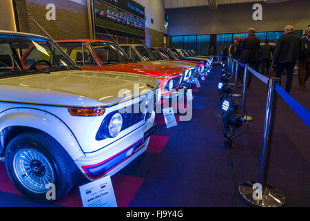 Fila di diversi modelli di automobili BMW. Foto Stock