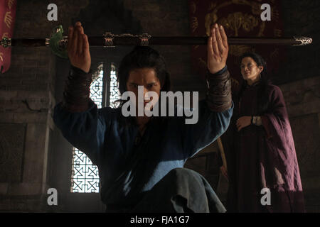 La tigre e il dragone: spada del destino è un 2016 American-Chinese arti marziali film diretto da Yuen Woo-ping e scritta da John Fusco, basato sul romanzo di Cavaliere di ferro, argento vaso da Du Lu Wang. È anche un sequel del film del 2000 La tigre e il Dragone. Questa fotografia è per il solo uso editoriale ed è il copyright del film company e/o il fotografo assegnato dal film o società di produzione e può essere riprodotto solo da pubblicazioni in congiunzione con la promozione del film di cui sopra. Un credito per il film company è richiesto. Il fotografo deve al Foto Stock