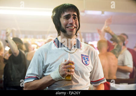 Grimsby (rilasciato negli Stati Uniti come fratelli Grimsby) è un 2016 angloamericano azione di spionaggio commedia film diretto da Louis Leterrier e scritto da sacha baron cohen, Phil Johnston, e Peter Baynham. Questa fotografia è per il solo uso editoriale ed è il copyright del film company e/o il fotografo assegnato dal film o società di produzione e può essere riprodotto solo da pubblicazioni in congiunzione con la promozione del film di cui sopra. Un credito per il film company è richiesto. Il fotografo deve anche essere accreditato quando noto. Foto Stock