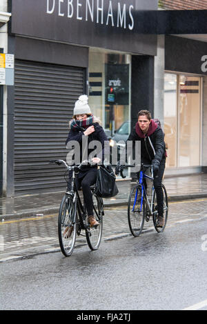 Escursioni in bicicletta in un giorno di pioggia in Bedford, Bedfordshire Foto Stock