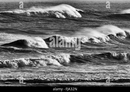 Il mare in tempesta e grandi onde a Cresswell sulla costa di Northumberland Foto Stock