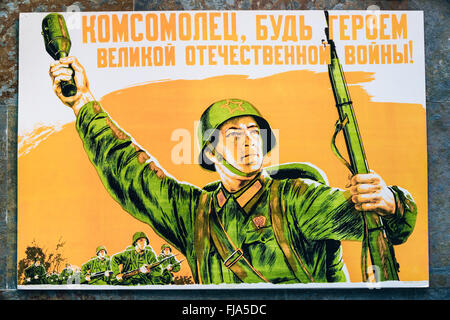 Russia sovietica patriottica poster di propaganda da guerra mondiale II con immagine del soldato andando su attacco con il fucile e lanciagranate. Foto Stock