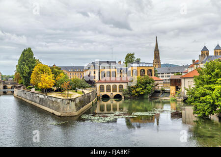 Gli edifici che riflettono in acqua nel centro di Metz, Francia Foto Stock