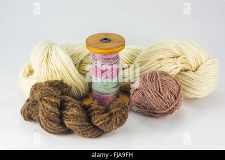 Matasse di lana e bobine Foto Stock