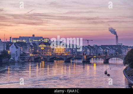 Mittlere ponte sul fiume Reno e dello skyline della città al tramonto, Basilea, Svizzera Foto Stock