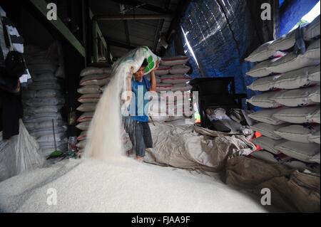 (160301) -- JAKARTA, 1 marzo 2016 (Xinhua) -- Un lavoratore versa un sacco di riso all'ingrosso Cipinang mercato del riso in Jakarta, Indonesia, 1 marzo 2016. In Indonesia i tasso annuale di inflazione nel febbraio leggermente rosa 4,42 per cento rispetto a un anno prima. (Xinhua/Zulkarnain) Foto Stock