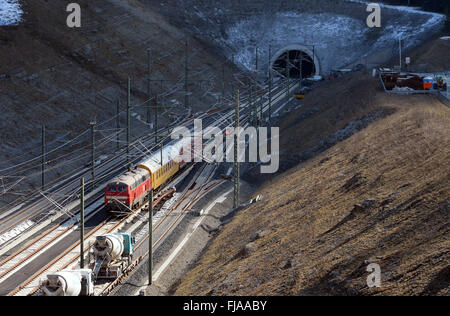 Una prova di treno della Deutsche Bahn AG unità lentamente al di fuori di un tunnel verso i quattro via stazione di sorpasso in Theurern vicino Schalkau (Sonneberg quartiere). Guida a bassa velocità i treni sono diretti a sidetracks al fine di garantire la corsa libera per i treni più veloci. Per la prima volta, prova i treni sono sulle piste tra Erfurt in Turingia e Ebensfeld in Baviera. Questo tratto di pista è parte del nuovo tratto ferroviario tra Berlino e Monaco di Baviera ed è messo in funzione nel 2017. Foto: Stefan Thomas / dpa - nessun filo SERVICE - Foto Stock