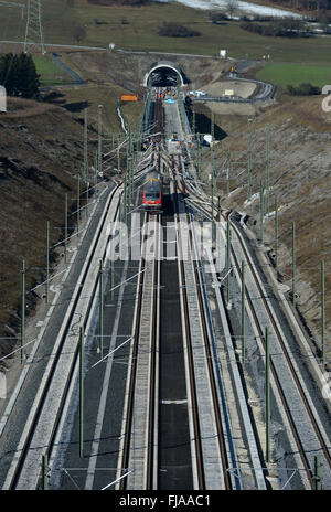 Una prova di treno della Deutsche Bahn AG unità lentamente al di fuori di un tunnel verso i quattro via stazione di sorpasso in Theurern vicino Schalkau (Sonneberg quartiere). Guida a bassa velocità i treni sono diretti a sidetracks al fine di garantire la corsa libera per i treni più veloci. Per la prima volta, prova i treni sono sulle piste tra Erfurt in Turingia e Ebensfeld in Baviera. Questo tratto di pista è parte del nuovo tratto ferroviario tra Berlino e Monaco di Baviera ed è messo in funzione nel 2017. Foto: Stefan Thomas/dpa - nessun filo SERVICE - Foto Stock