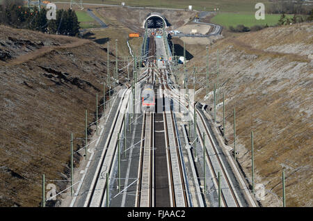 Una prova di treno della Deutsche Bahn AG unità lentamente al di fuori di un tunnel verso i quattro via stazione di sorpasso in Theurern vicino Schalkau (Sonneberg quartiere). Guida a bassa velocità i treni sono diretti a sidetracks al fine di garantire la corsa libera per i treni più veloci. Per la prima volta, prova i treni sono sulle piste tra Erfurt in Turingia e Ebensfeld in Baviera. Questo tratto di pista è parte del nuovo tratto ferroviario tra Berlino e Monaco di Baviera ed è messo in funzione nel 2017. Foto: Stefan Thomas/dpa - nessun filo SERVICE - Foto Stock