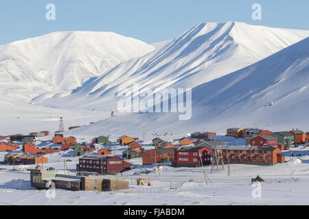 La città è circondata da montagne. Longyearbyen, Spitsbergen Svalbard. Norvegia Foto Stock
